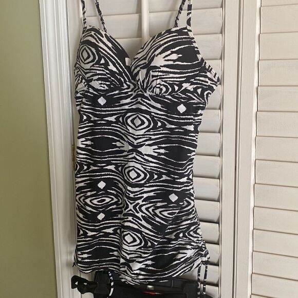 Love your assets by Sara Blakely-Spanx Top (M) & Arizona bottoms (L). NWOT. - Picture 2 of 5